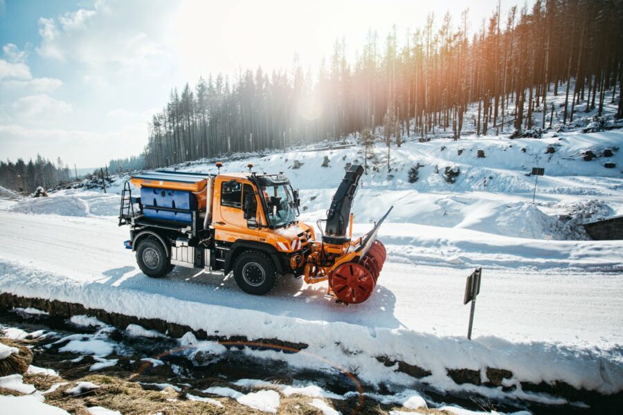 Foto: Unimog im Schneeräumeinsatz (Coypright: Mercedes Benz Trucks)