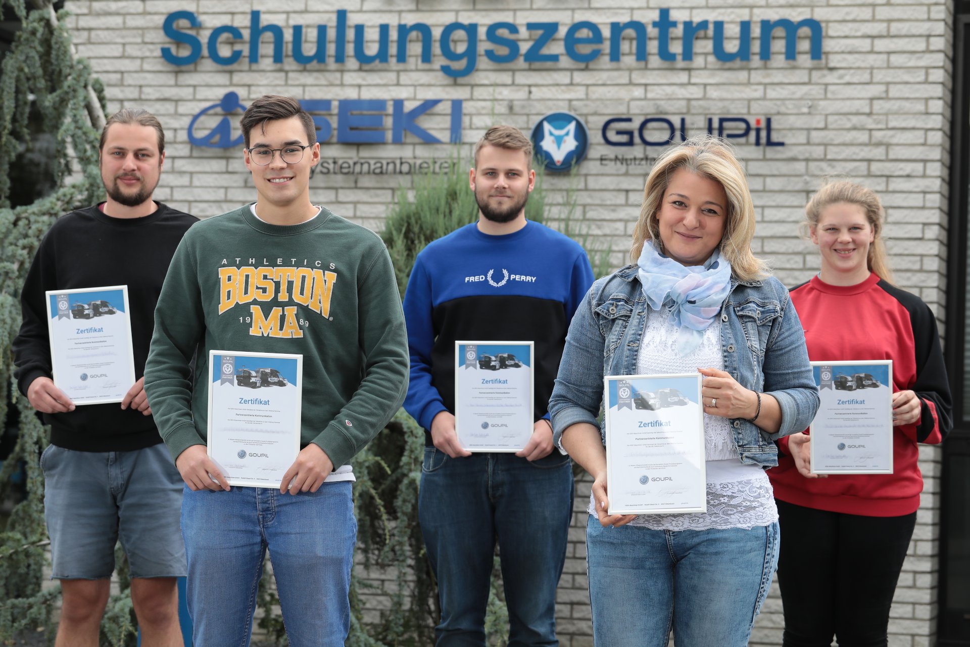 Foto: Schulungsteilnehmer mit Zertifikat (Copyright: Iseki Deutschland GmbH)