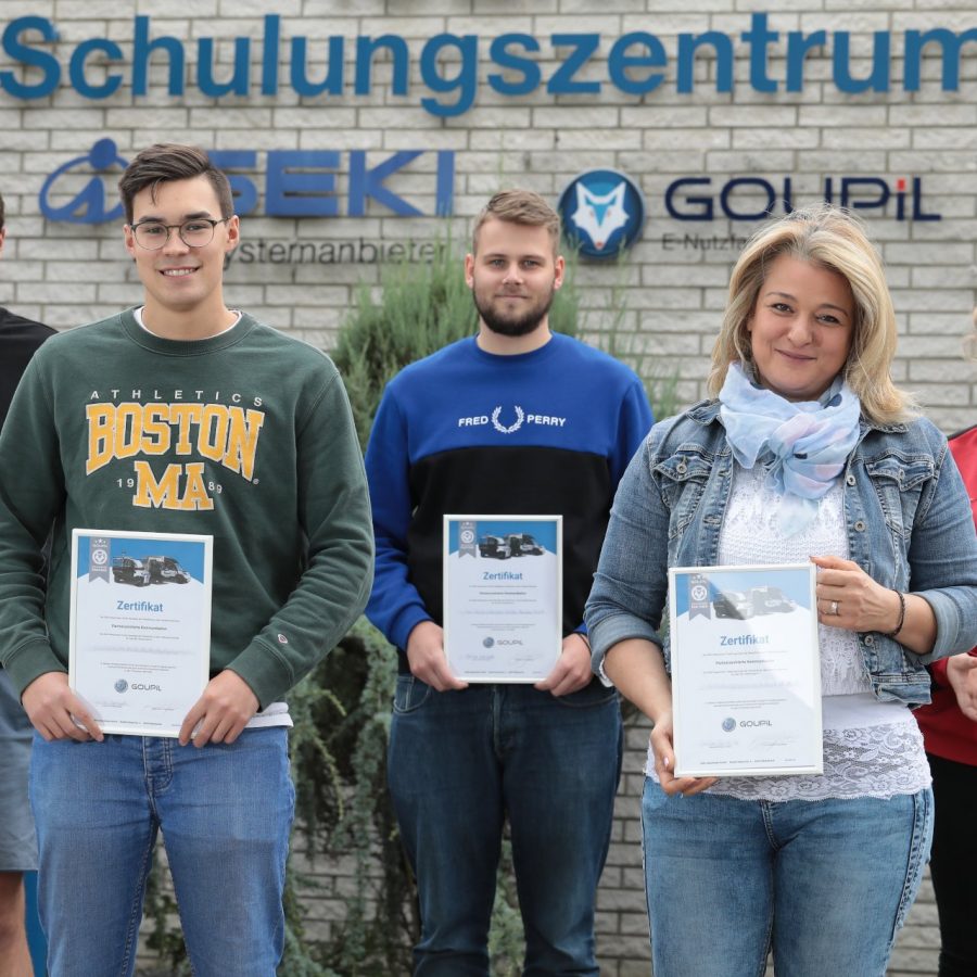 Foto: Schulungsteilnehmer mit Zertifikat (Copyright: Iseki Deutschland GmbH)